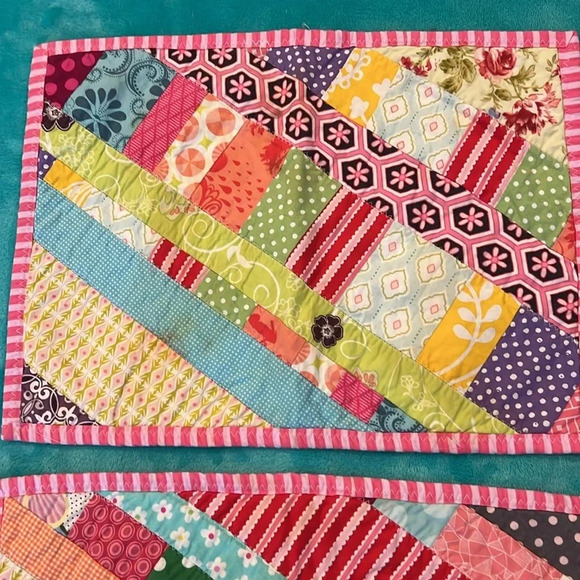 Homemade quilted placemats.  Set of 4, reversible. 2 beautiful designs - Picture 2 of 11